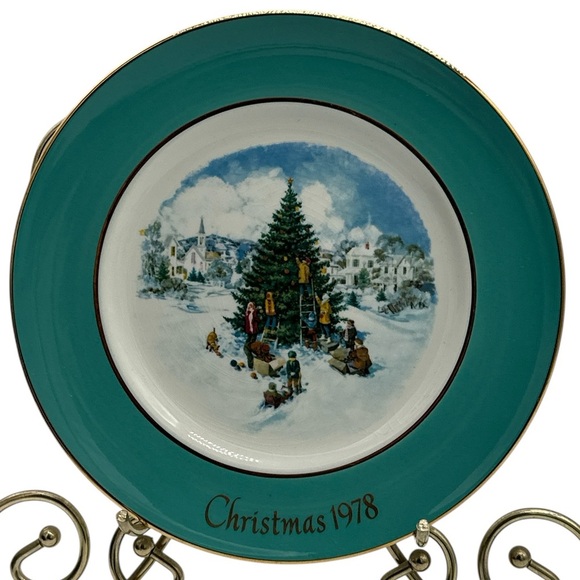 Vintage Avon 1978 Decorative Christmas Plate “Trimming the Tree” - Picture 1 of 6
